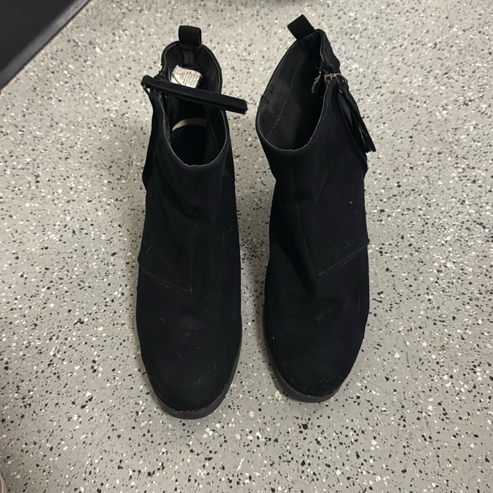 Old Navy black Suede booties